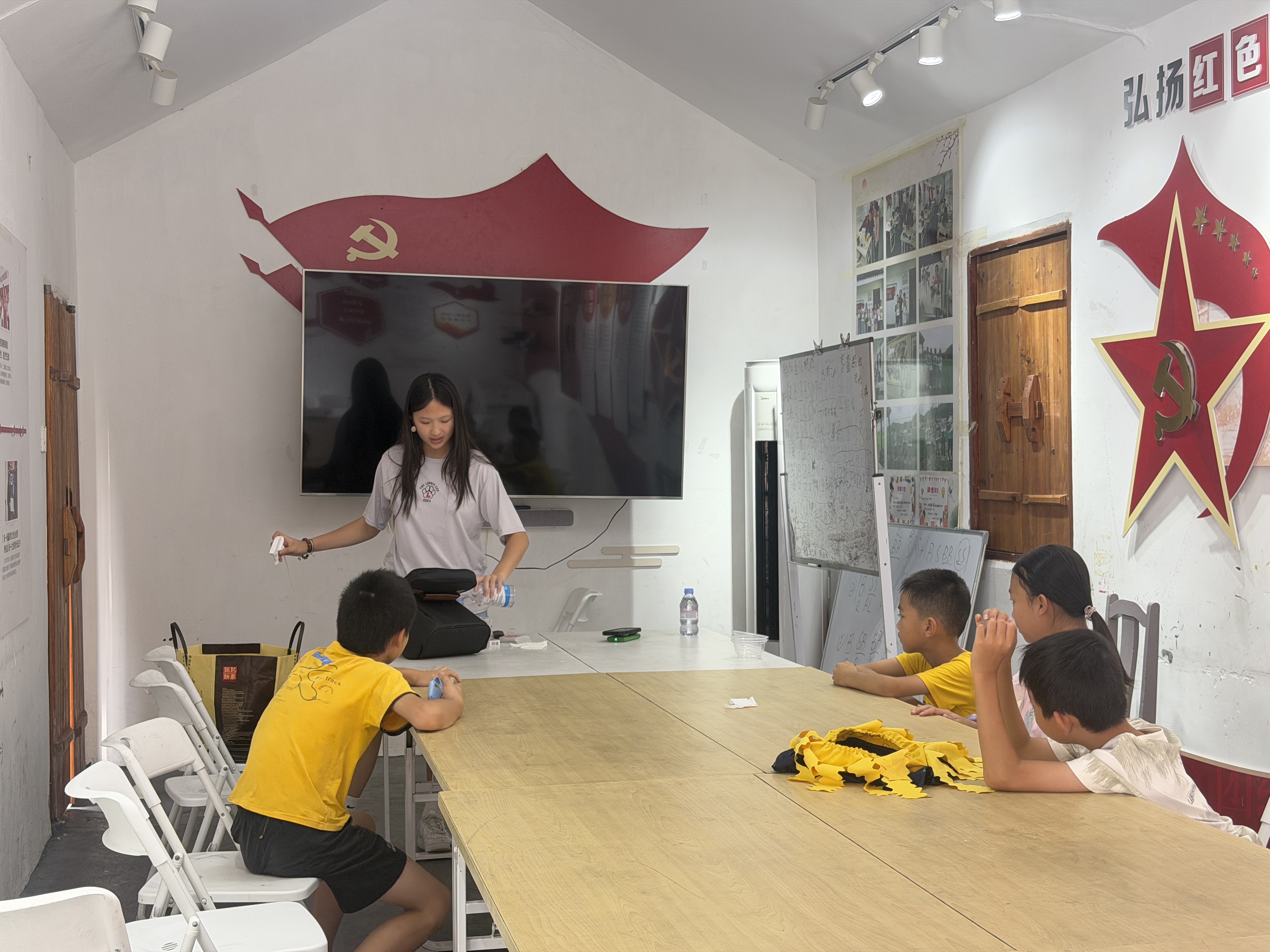 Sonia Shum demonstrates a science activity to children seated around a table in Guangzhou, China.